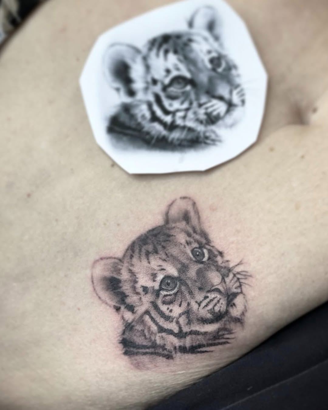 Mørk illustrativ blackwork — chainsaw-motiv på underarm — Hansi