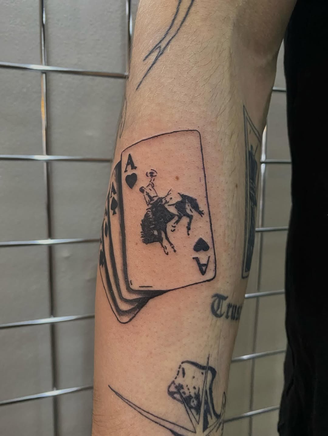 Bold line spillekort med cowboy-flash på underarm — Nicklas