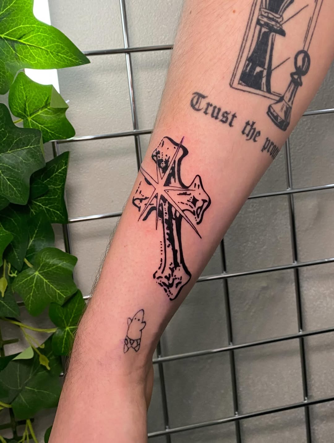 Bold line kors med stjerne på underarm — Nicklas