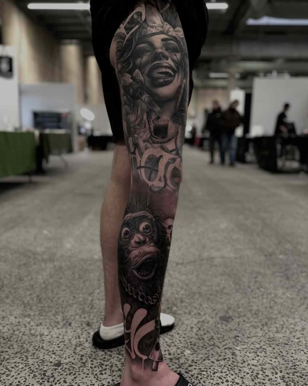 Oni-mask sleeve i black & grey realisme — Patrick