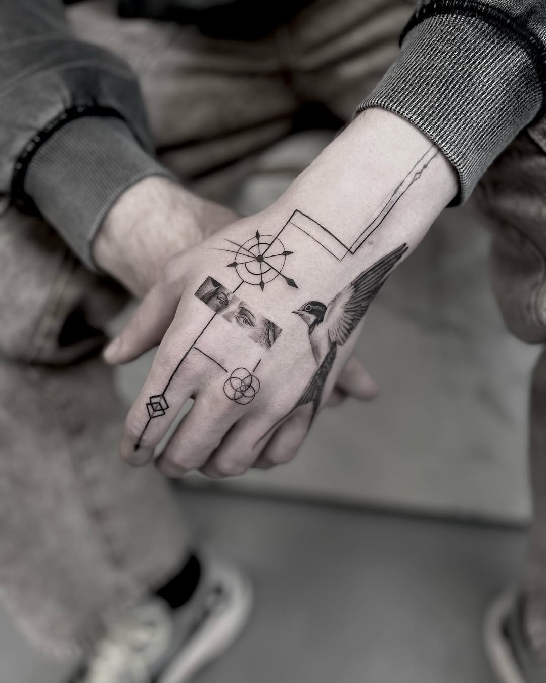 Fine line geometri på hånd — kompas, svale, øjne