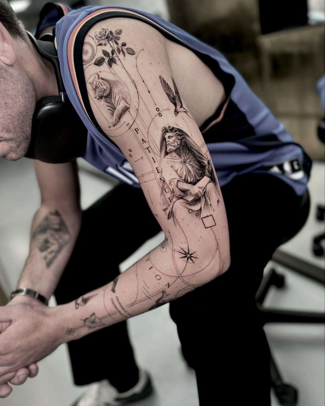 Patience — fine line sleeve med statue og tiger