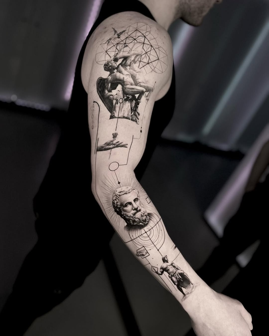 Black & grey sleeve med stoiske statuer — Oliver / holi.ink